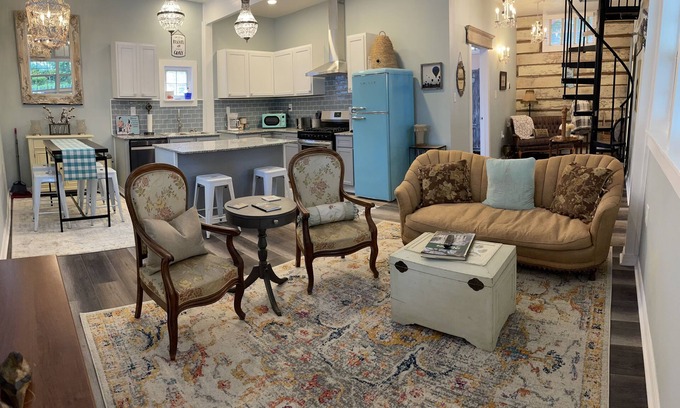 Natchez Cottage | Adorable Downtown Carriage House Cottage