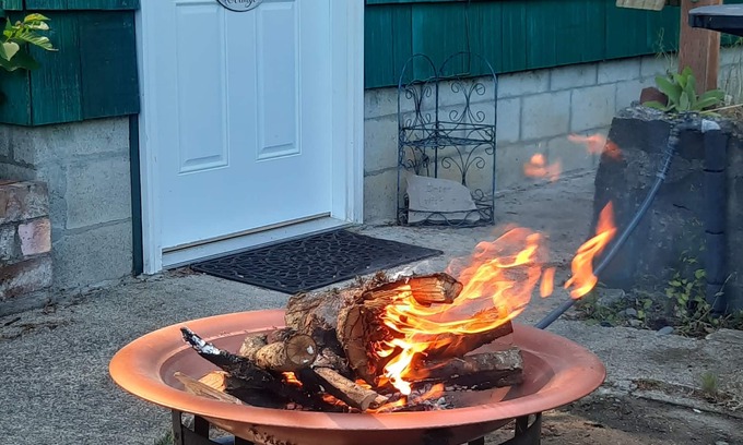 Parkwood Cottage | Adorable Garden Cottage with Hot Tub