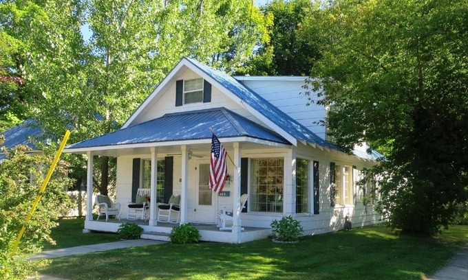Sandpoint House | Adorable Lake Street Cottage~5th bedroom/bath option ~ Walk to town ~ Bikes!