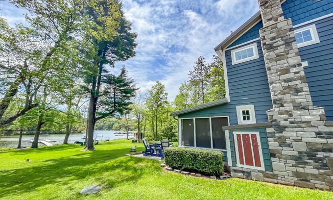 North Glade Hills House | Adorable Lakefront Cottage with Hot Tub and Dock Pet friendly