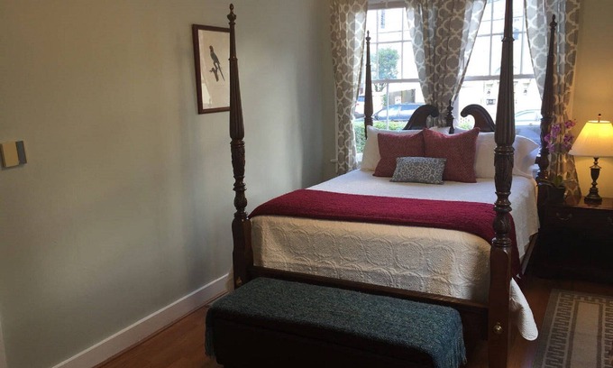 Central Carrollton Association House | Adorable Quiet House Pvt Courtyard on Street Car Line