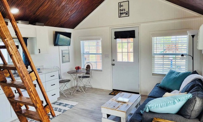 Potosi House | Adorable tiny house (with loft!) near Potosi Live
