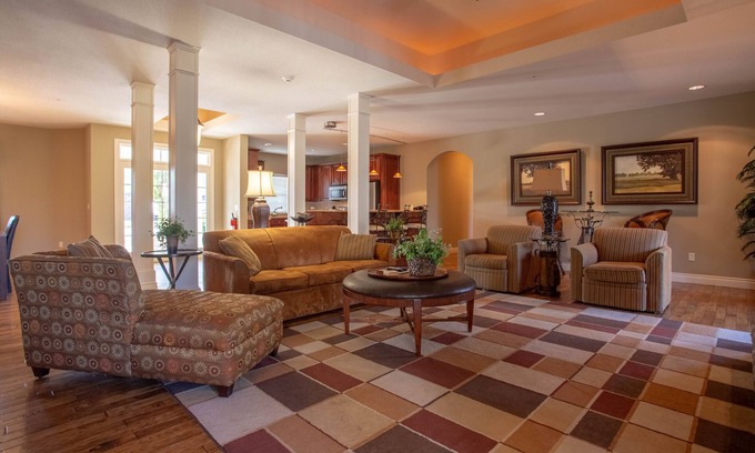 Branson Villa | Adorable Villa Close to Branson RecPlex! Lots of Space with a Comfy Feel!