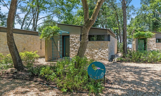 Malakoff Cottage | Adults-only escape on CCL with hot tub, hammocks, and peaceful lake views!