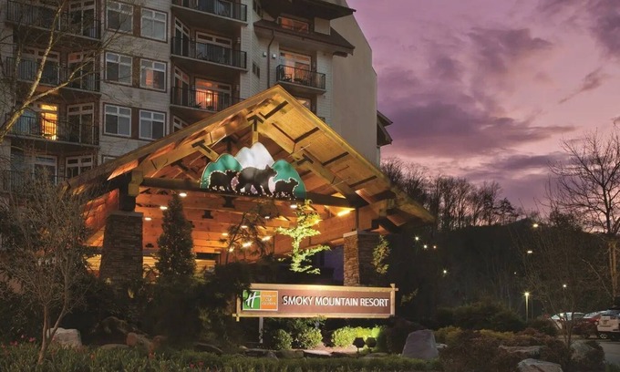 Gatlinburg Resort | Adventure Awaits at Our 1BR Gatlinburg Getaway – Walk, Splash, Explore!