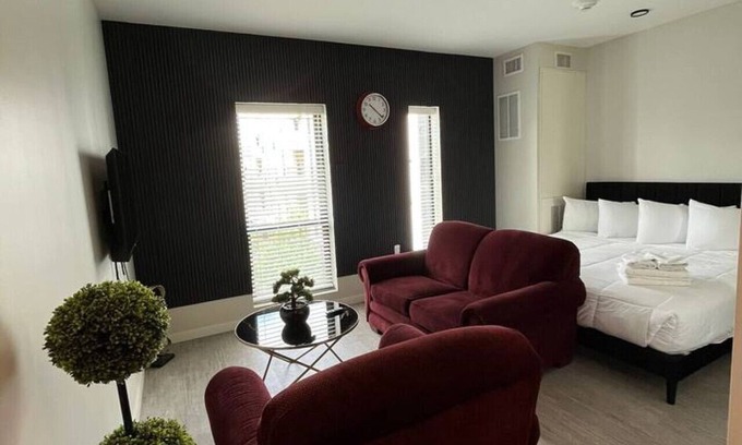 Downtown Des Moines Apartment | Affordable Classy Studio in Downtown Des Moines!