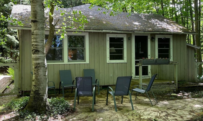 Maple City Cottage | Affordable cottage on Big Glen Lake! Pets OK. 3 day min after Labor Day.