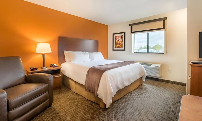 Berwick Hotel | Affordable Room with Full Amenities Near I-35, Ankeny Art Center & Cascade Falls