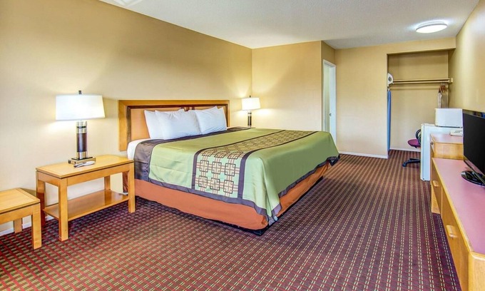 Ashland Hotel | Affordable Stay Ideal For Oregon Retreat | Located at I-5 & Route 99