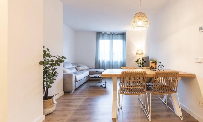 el Mercadal Apartment | Afra - Holiday Apartment in Girona | Bravissimo