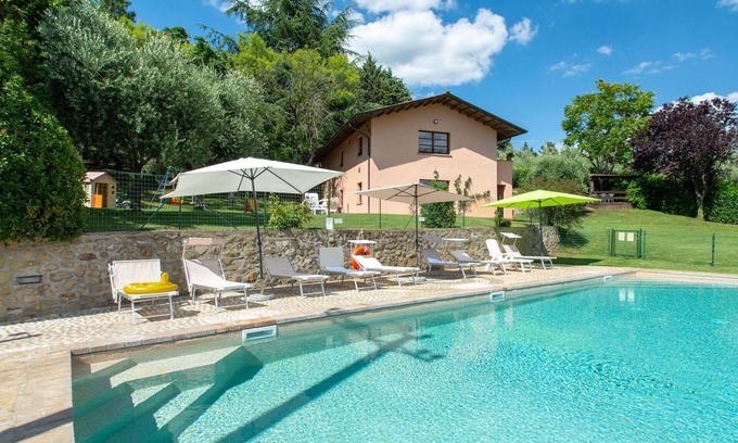 Montelovesco House | Agriturismo Il Poggio, two houses sharing a pool, Casa Rosa