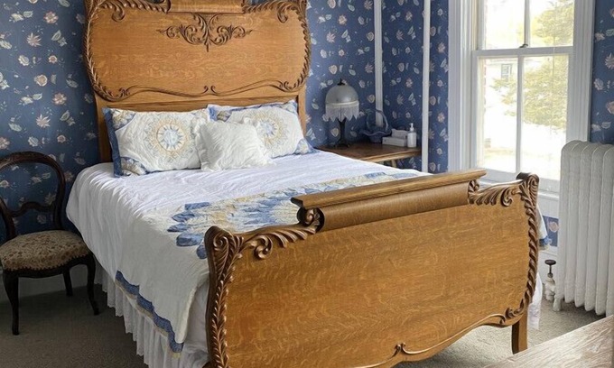 Wabasha Hotel | AH #17 · AH # 17 Queen w/Shower