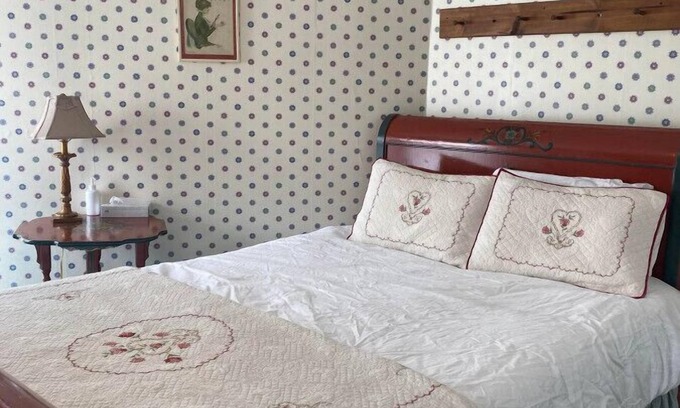 Wabasha Hotel | AH #34 · AH #34 Queen Suite w/Jacuzzi/SS/Fridge/Micro