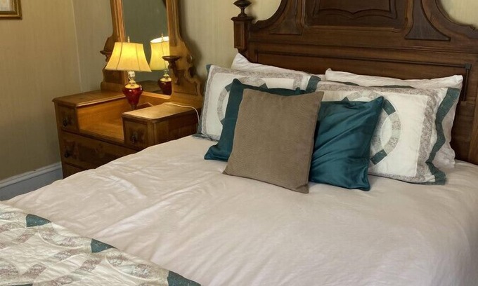 Wabasha Hotel | AH #7 · AH #7 Queen Mayo Suite w/Fridge/Micro/Shower/Tub