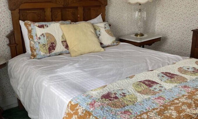 Wabasha Hotel | AH #8 · AH #8 Queen Suite w/Tub/Shower