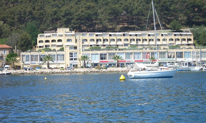 Saint-Mandrier-sur-Mer Apartment | air-conditioned apartment with terrace port of saint Mandrier