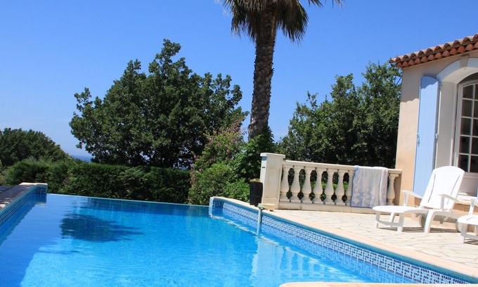 Six-Fours-les-Plages Villa | Air-conditioned Provençal villa with swimming pool, six central ovens