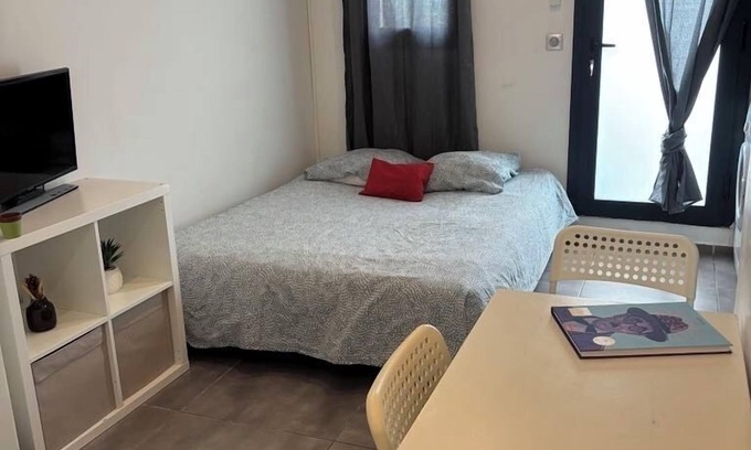 Jacou Apartment | Air-conditioned studio adjoining villa