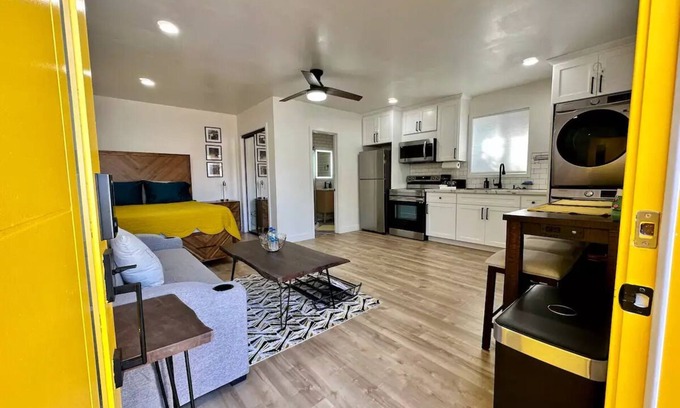 Gardena Apartment | Airy Arty Studio with Amenities