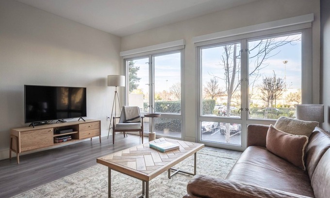 Mountain View Apartment | Airy Mountain View 2BR w/Fitness Center, W/D, nr. hwy by Blueground