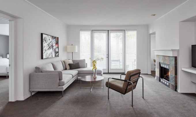 Beverly Hills Apartment | AKA Residences Sharply Appointed Suite w/Kitchen, Den Space, Patio, & WiFi