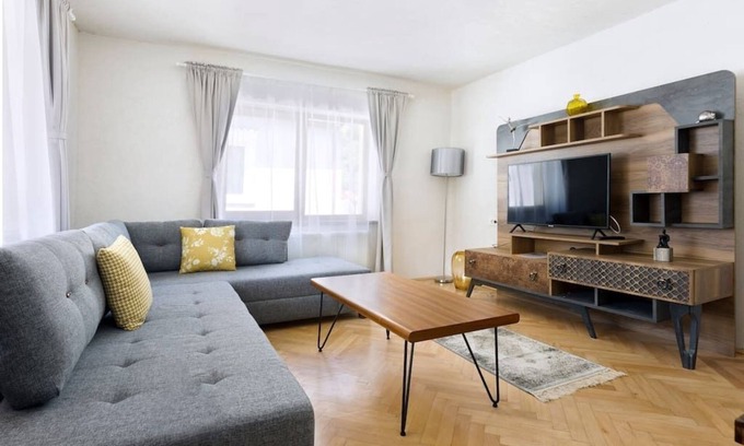 Brasov Villa | Aki Gray Apartment -Stylish Residence Brasov's Historical Center - Free Parking