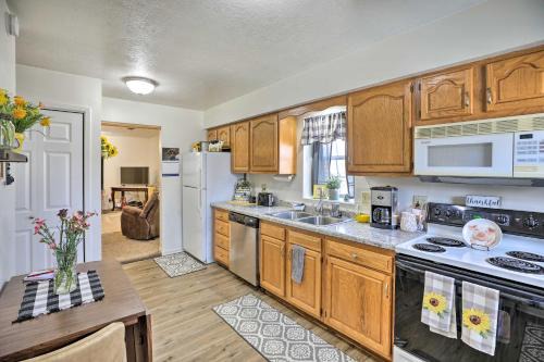Akron Apartment | Akron Apartment with Balcony - Hunting Nearby!
