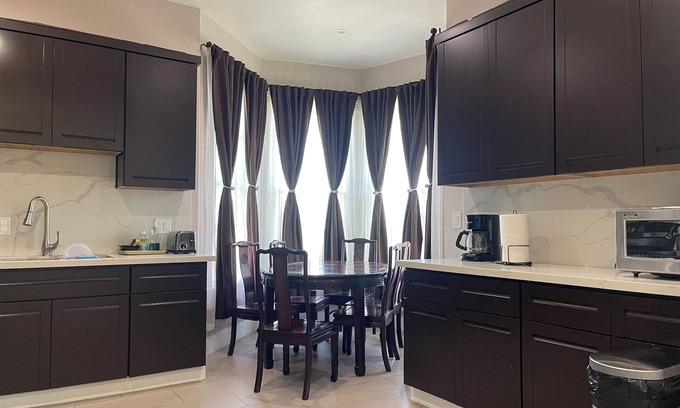 West Alameda Apartment | Alameda Modern Victorian 4BD unit A