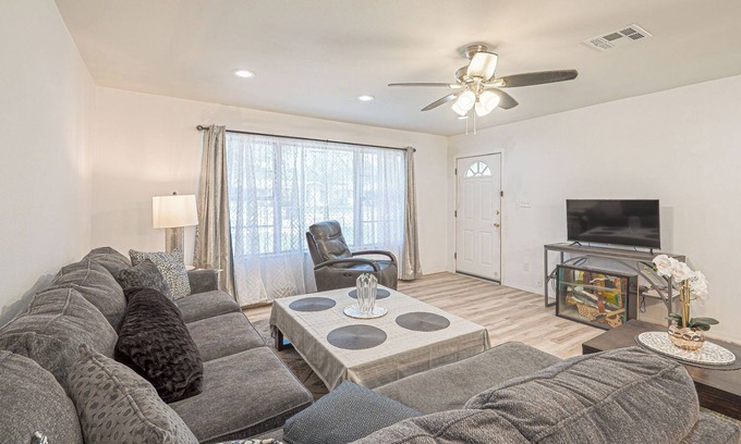 Shearer Hills - Ridgeview House | ALAMO CITY HOMESTYLE BEAUTY GREAT CENTRAL LOCATION, KIDDOS, & FURRY PET FRIENDLY