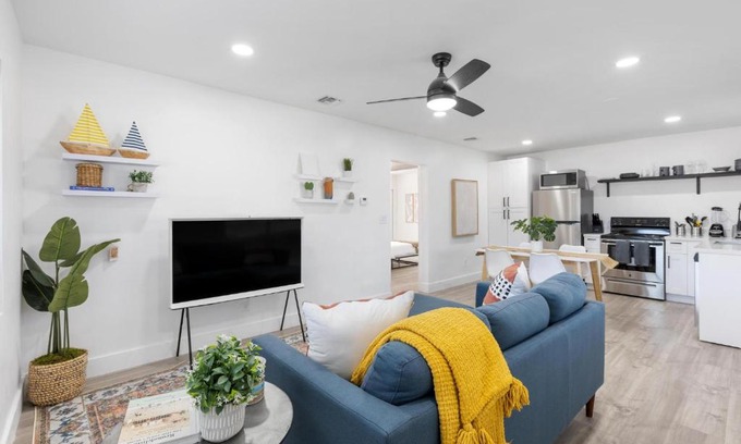 Poinsettia Heights Apartment | Alani Bay Designer Condos