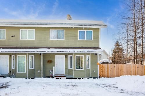 Abbott Loop House | Alaska Hog House: Cozy & Spacious home Anchorage