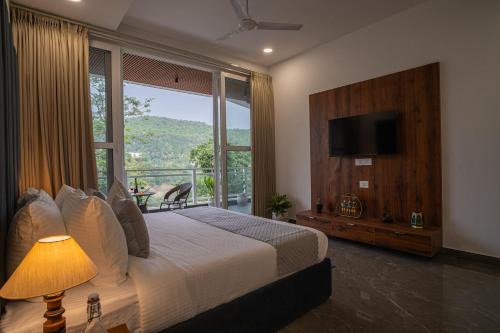 Bullawala Villa | Alaya Stays Udgam Vilas Serene 5-BHK Apartment With Jacuzzi & Lift