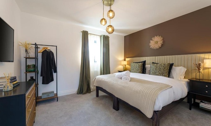 Staple Hill Apartment | Alba - 2 Bedroom Luxury Apartment by Mint Stays