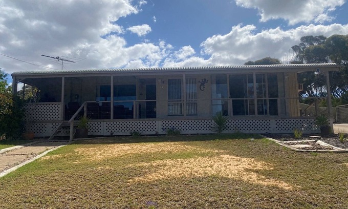Port Vincent House | Alba - Stunning sea views, Free WiFi! Off peak special!