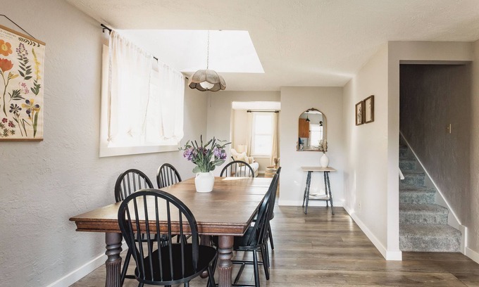 Albany House | Albany Getaway with a King Bed, Bonus Kitchen, & WiFi