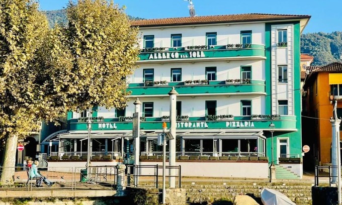 Porto Valtravaglia Hotel | Albergo Del Sole