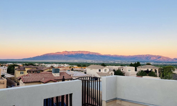 Paradise Hills Civic House | Albuquerque in luxury w/hot tub & mountain views