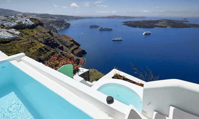 Firostefani House | Alegria Suite private infinity pool and heated Jacuzzi tub