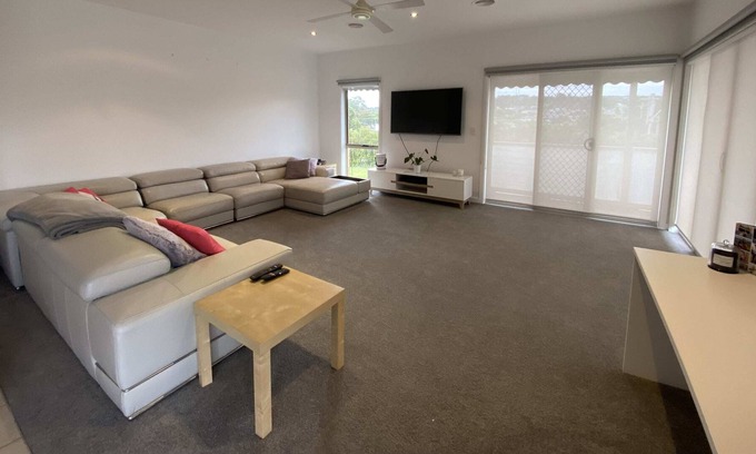 Belmont House | Alfresco Cafe - Mins walk to Highton Village