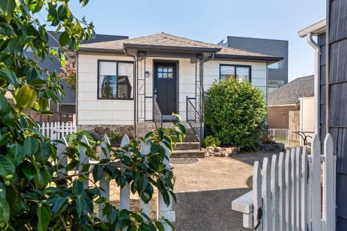 Alki House | Alki Beach Escape Walk to Shops & Yummy Eats Free Private Parking