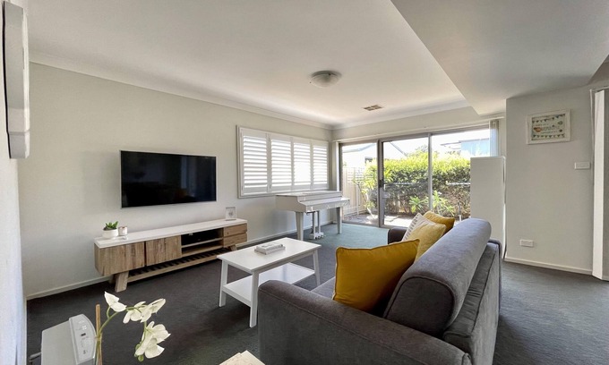 Wallsend House | Alkira - Bright & Sunny townhouse. 5 mins from M1 & 20 mins from Newcastle CBD