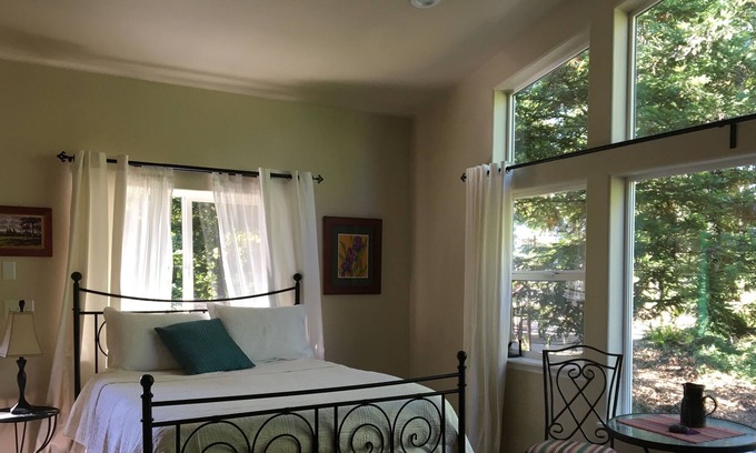 Redding Highlands House | All Inn Guesthouse Big windows, vaulted ceilings, Very private park like setting