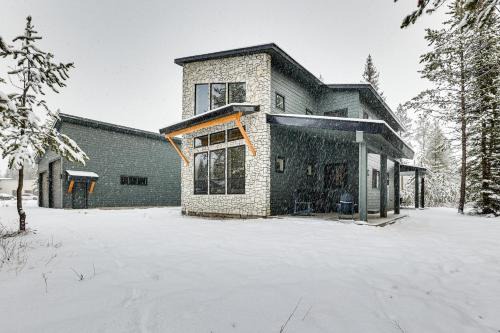 Tamarack Resort House | All-Season Cabin Hot Tub and Sauna in Donnelly