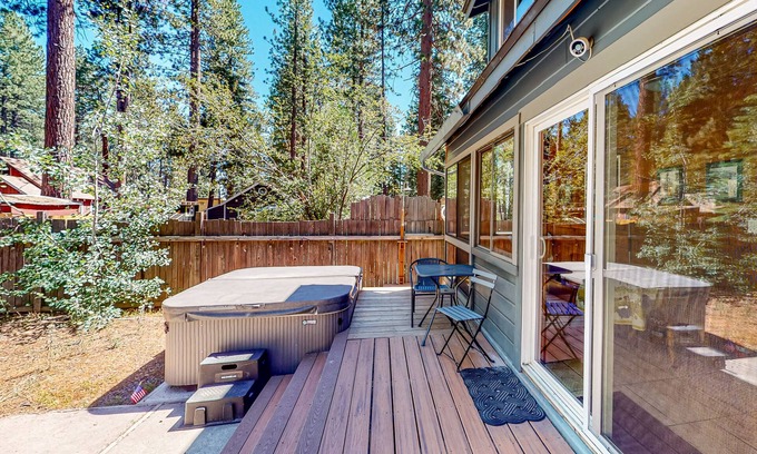 Kings Beach House | All-Season Getaway | Hot Tub & Backyard | Walk 2 Blocks to Lake & Restaurants
