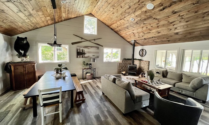 Gresham Cottage | All-Season Modern Cottage on Red Lake - 45 min from Green Bay