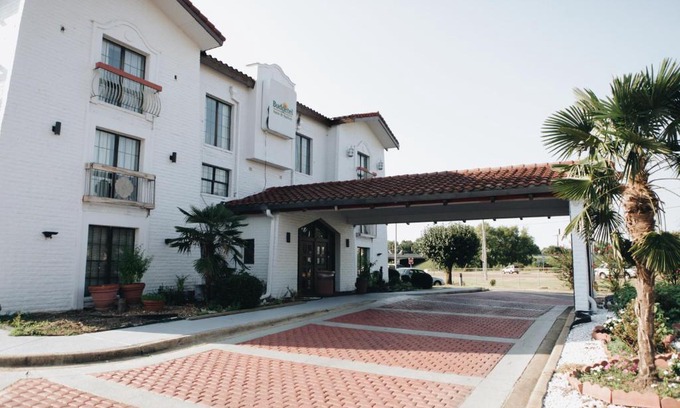 Ellendale Hotel | All Seasons Inn & Suites