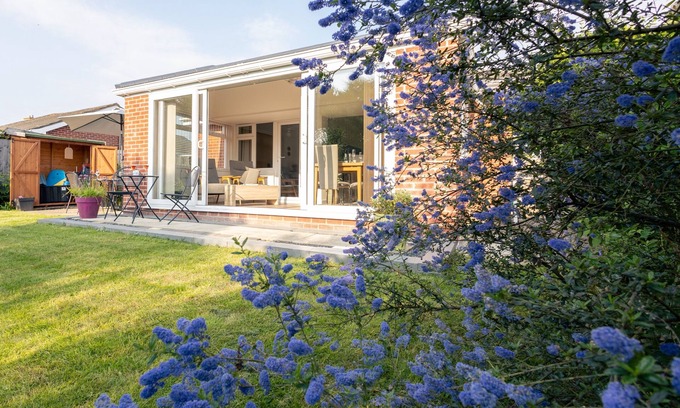 Mudeford Cottage | 'Allseasons', centrally located in Mudeford and pet friendly