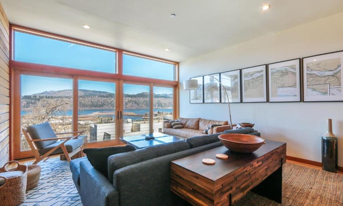 Hood River House | ALOFT Airy Design with River View
