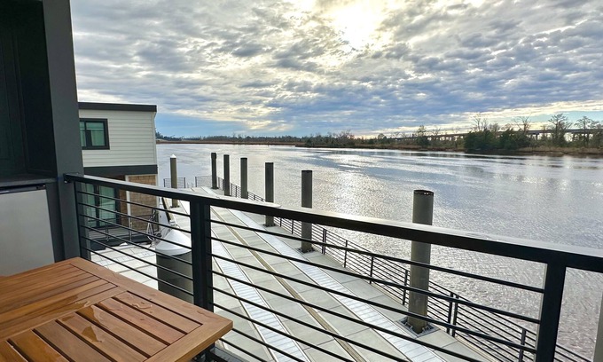 Wilmington Historic District Apartment | Aloha @ The Cove Riverwalk Villas