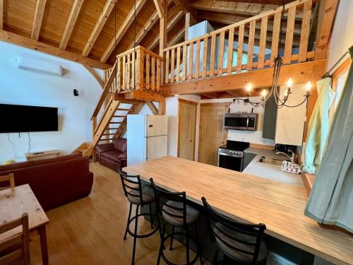 Golden Ski Chalet | Alpenrose 4, Hottub, Mountains View, AC, sleep 5